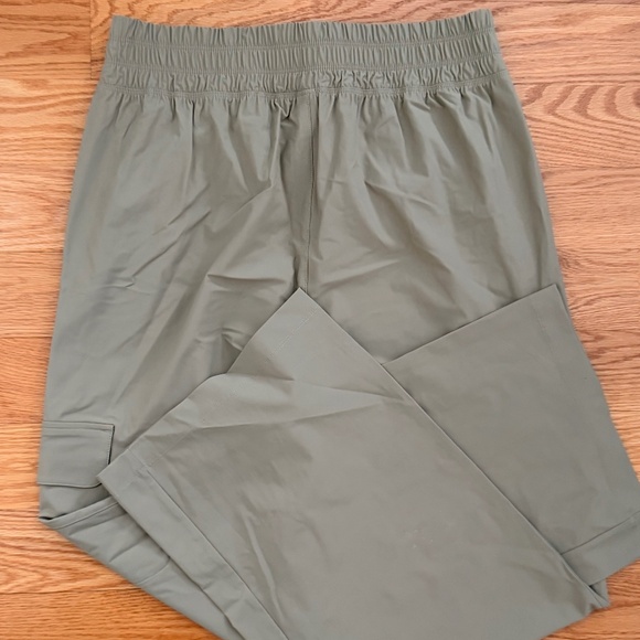 Old Navy NWOT High-Waisted SleekTech Wide-Leg Cargo Pants (M) - Picture 11 of 13